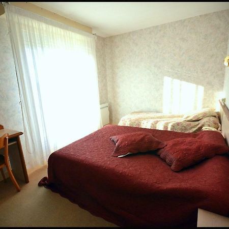 Hotel Au Bec Sale à La Menitré Extérieur photo