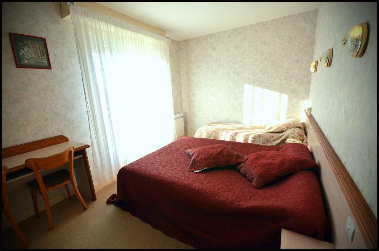 Hotel Au Bec Sale à La Menitré Extérieur photo