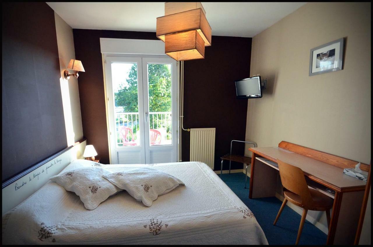 Hotel Au Bec Sale à La Menitré Extérieur photo