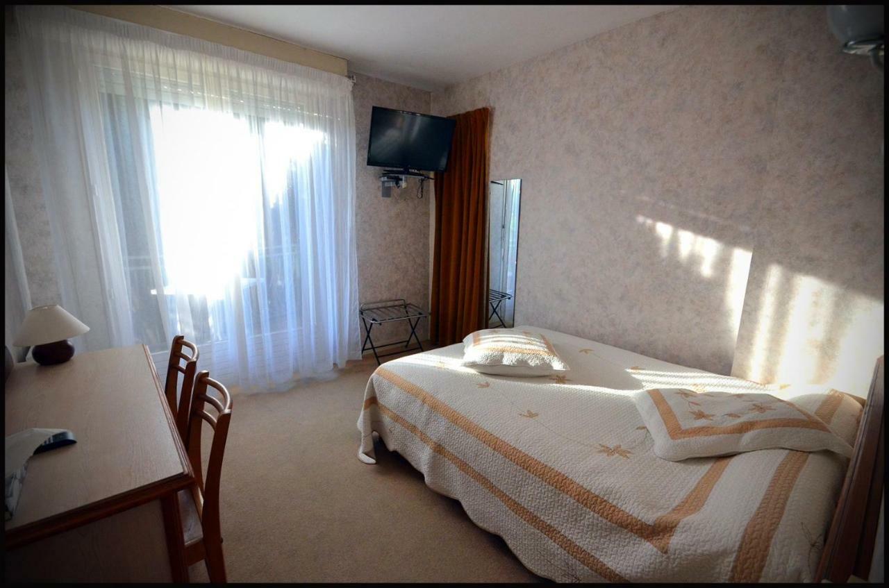Hotel Au Bec Sale à La Menitré Extérieur photo