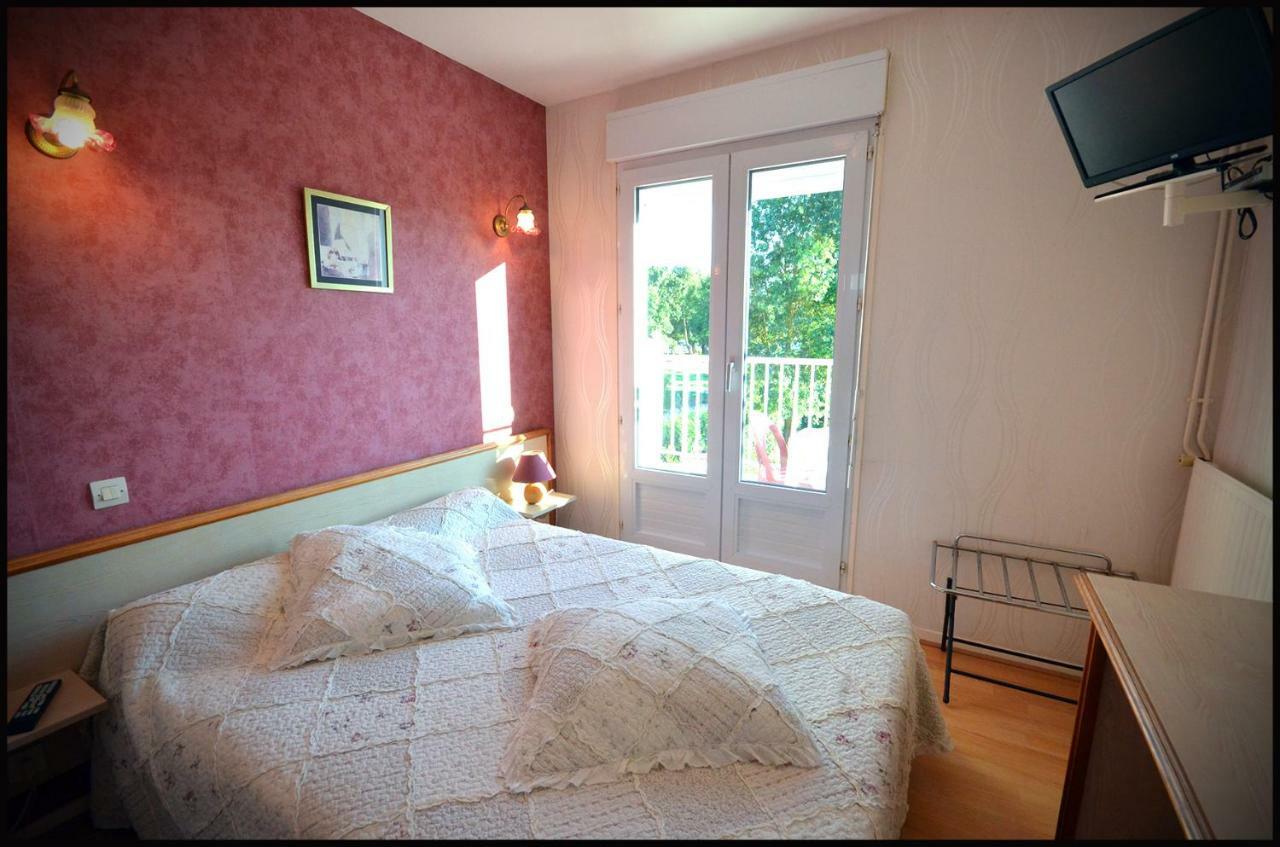 Hotel Au Bec Sale à La Menitré Extérieur photo