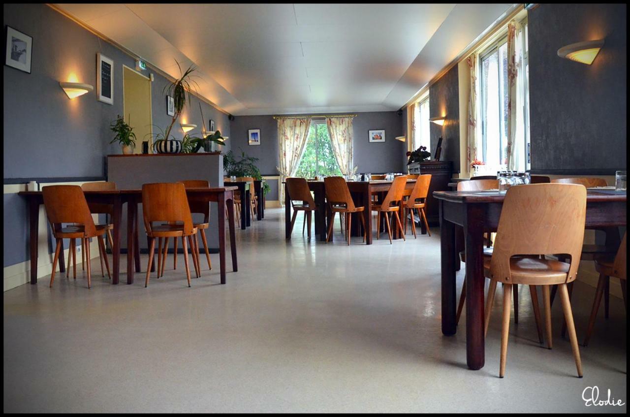 Hotel Au Bec Sale à La Menitré Extérieur photo